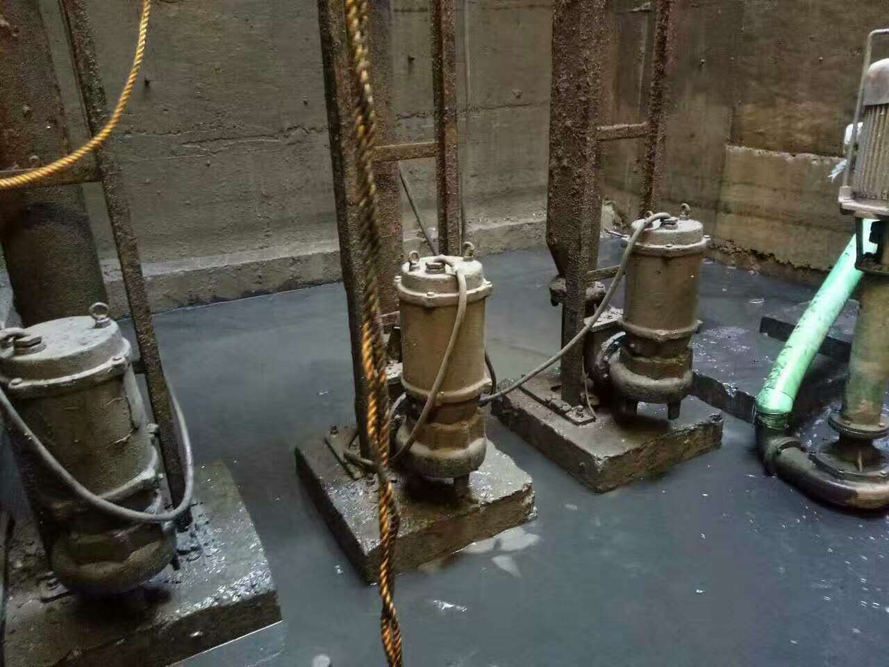 叙永污水池清理