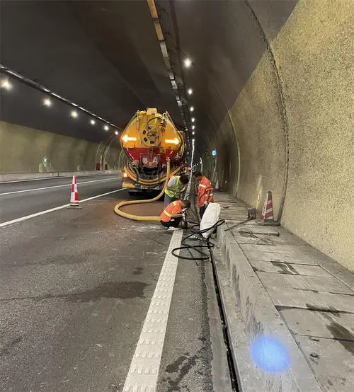 叙永隧道排水渠清淤